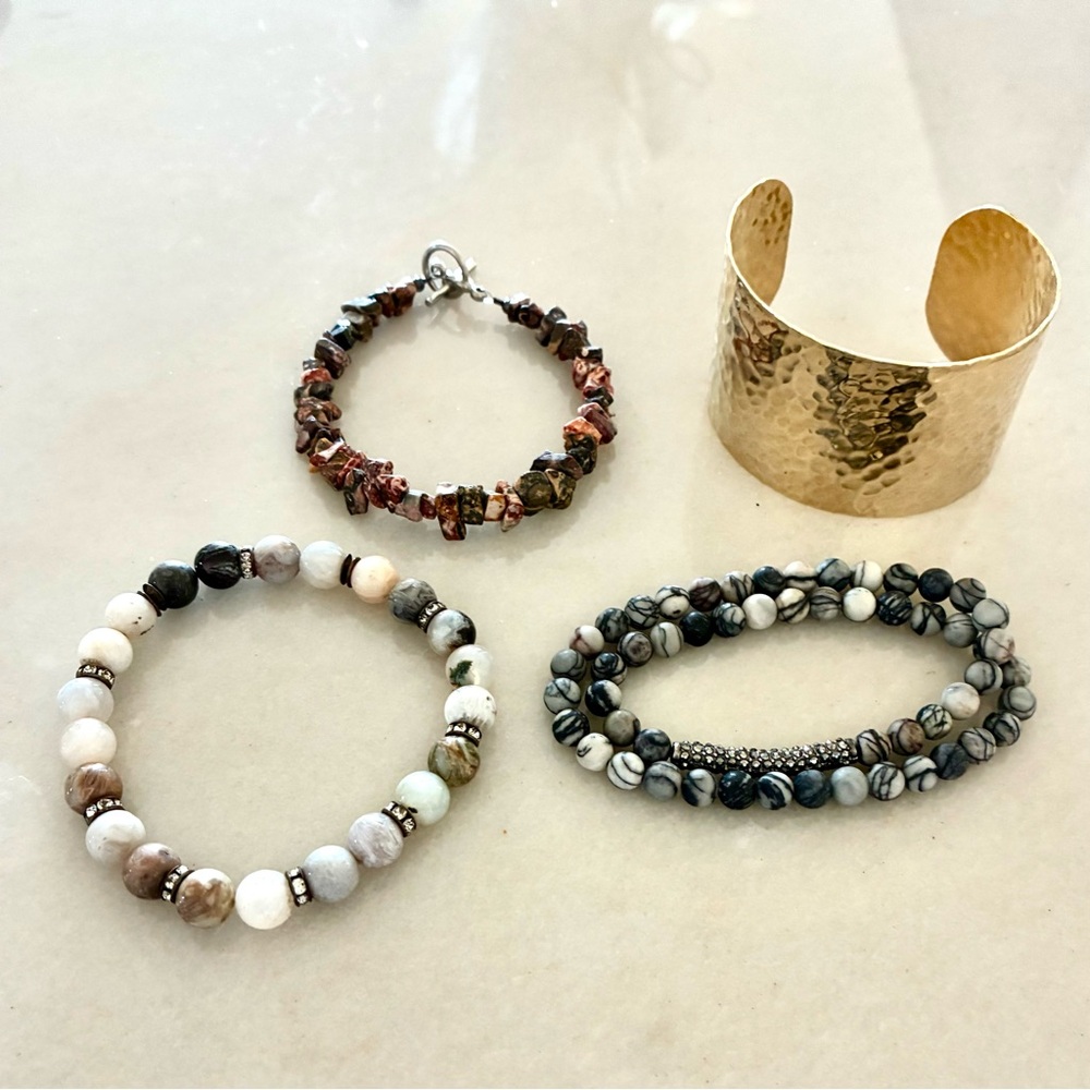 (4) Gold and Beaded Bracelets/Set